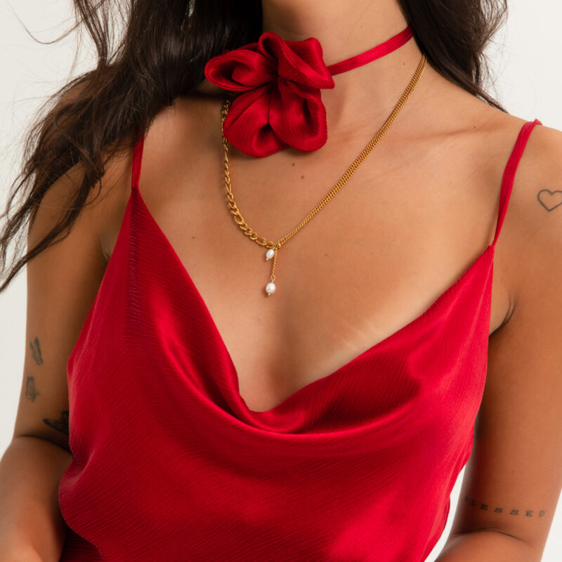 Wiązany choker z kwiatem