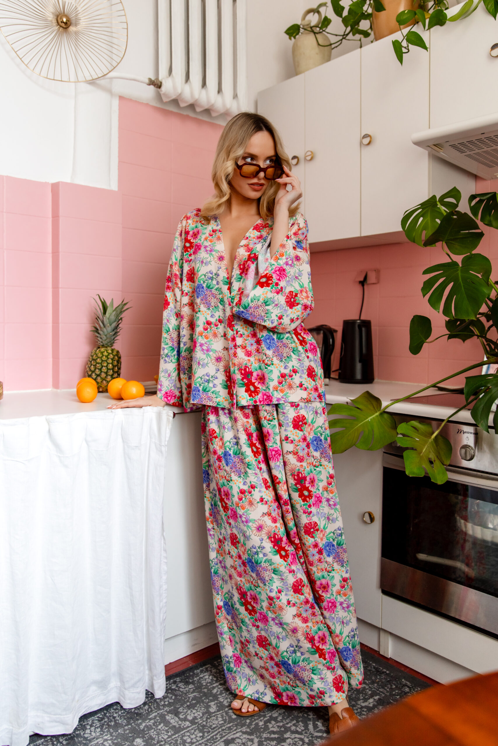 Krótkie kimono z wiskozy w kolorowe kwiaty - obrazek 3
