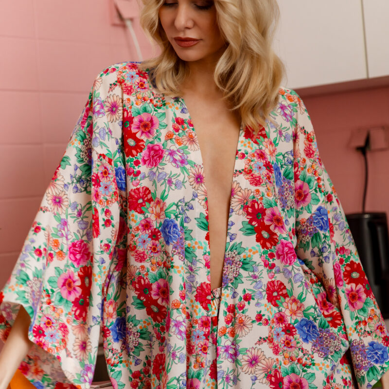 Krótkie kimono z wiskozy w kolorowe kwiaty