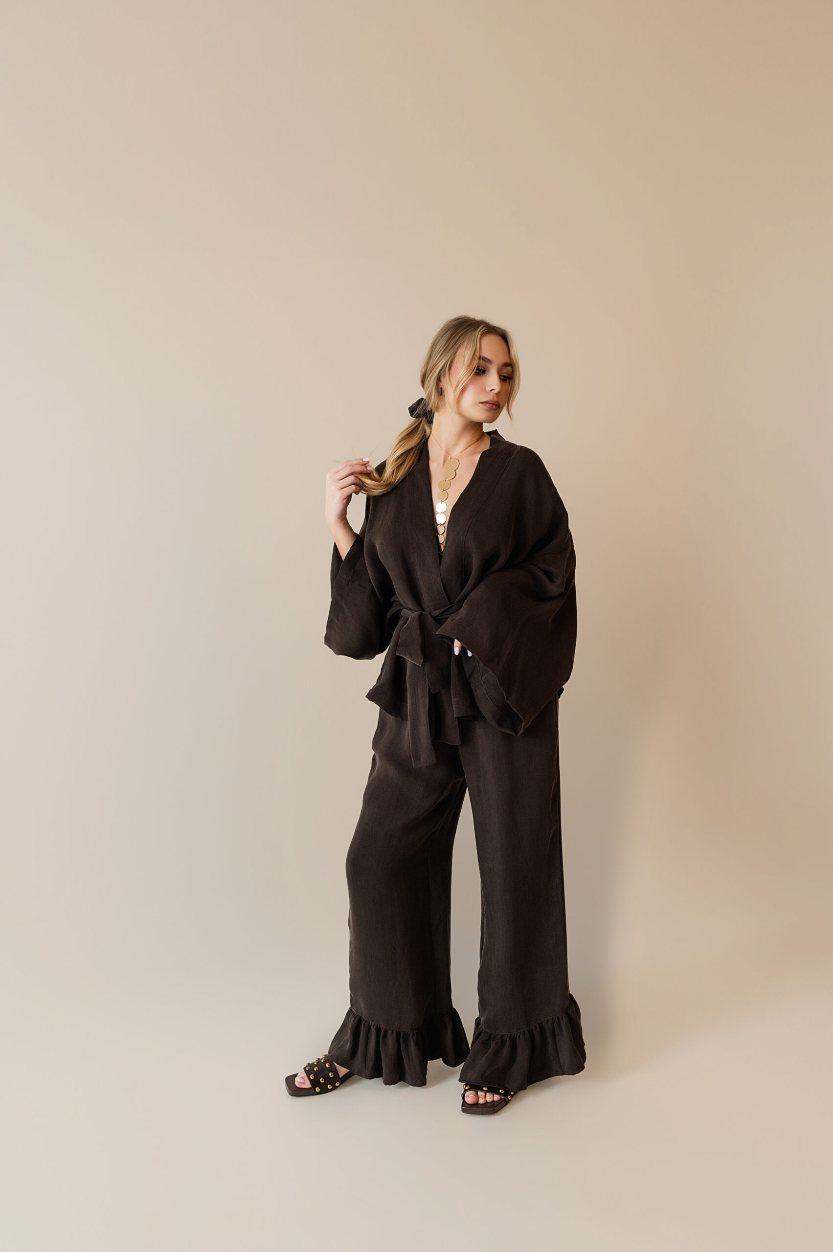 Krótkie kimono z cupro w kolorze czekoladowym - obrazek 2