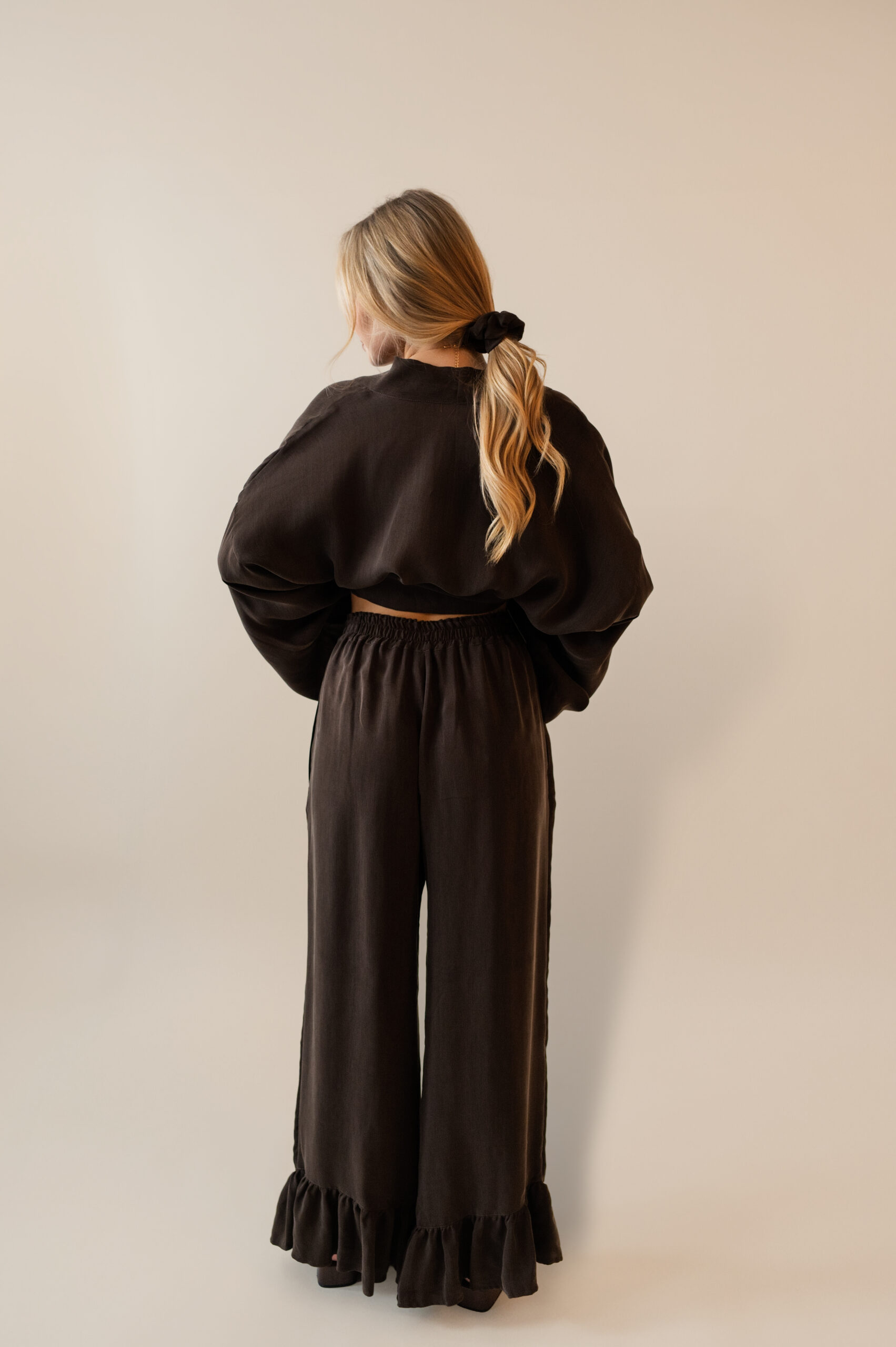 Krótkie kimono z cupro w kolorze czekoladowym - obrazek 3