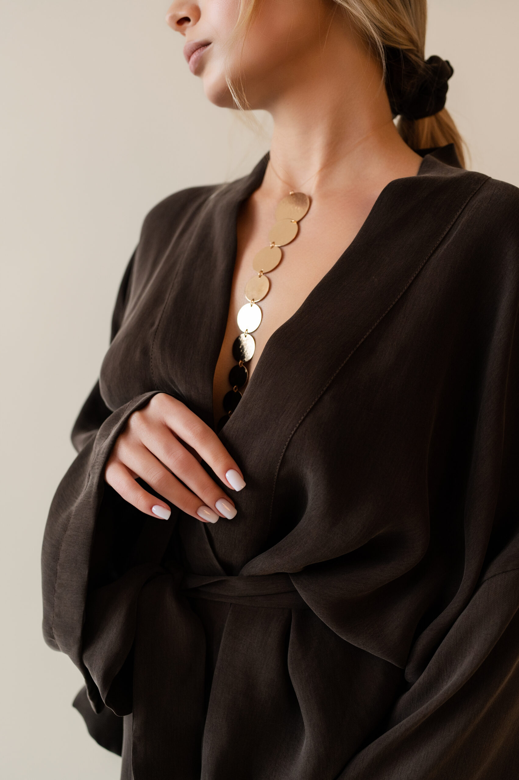 Krótkie kimono z cupro w kolorze czekoladowym
