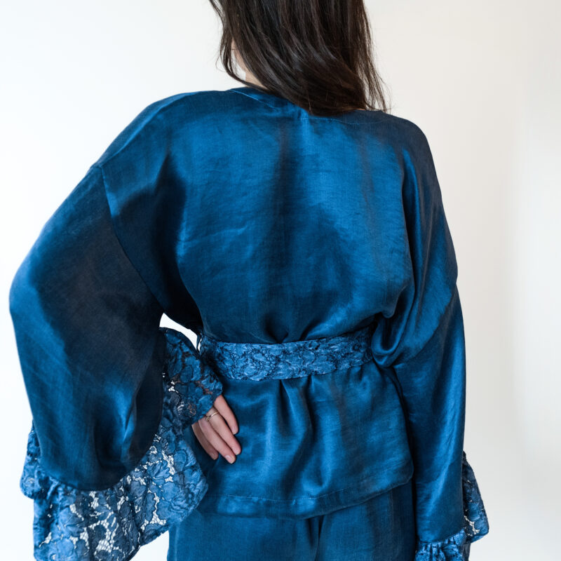 Granatowe krótkie kimono z cupro z falbanami